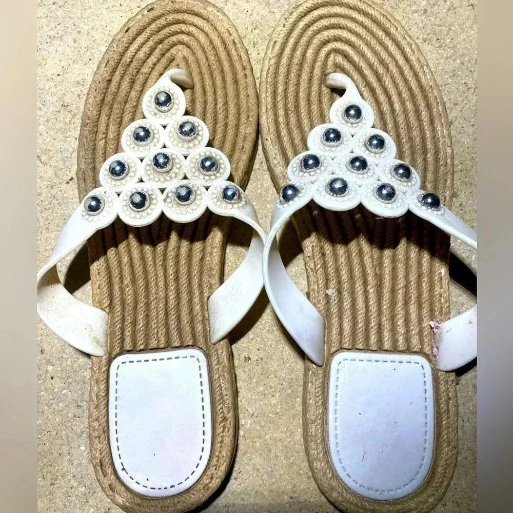Women’s studded flip flop​​​